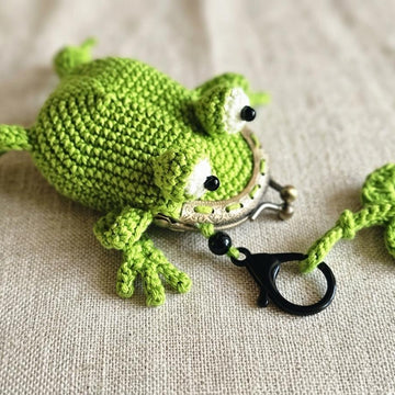 Frog coin purse keychain bag charm with clover kiss clasp crochet pattern T34