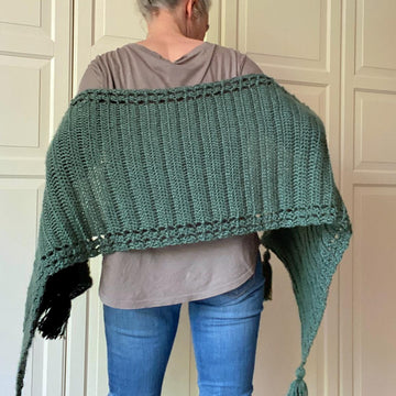 Easy Crochet Pocket Shawl Pattern: Easy Pleases-Me Pocket Shawl