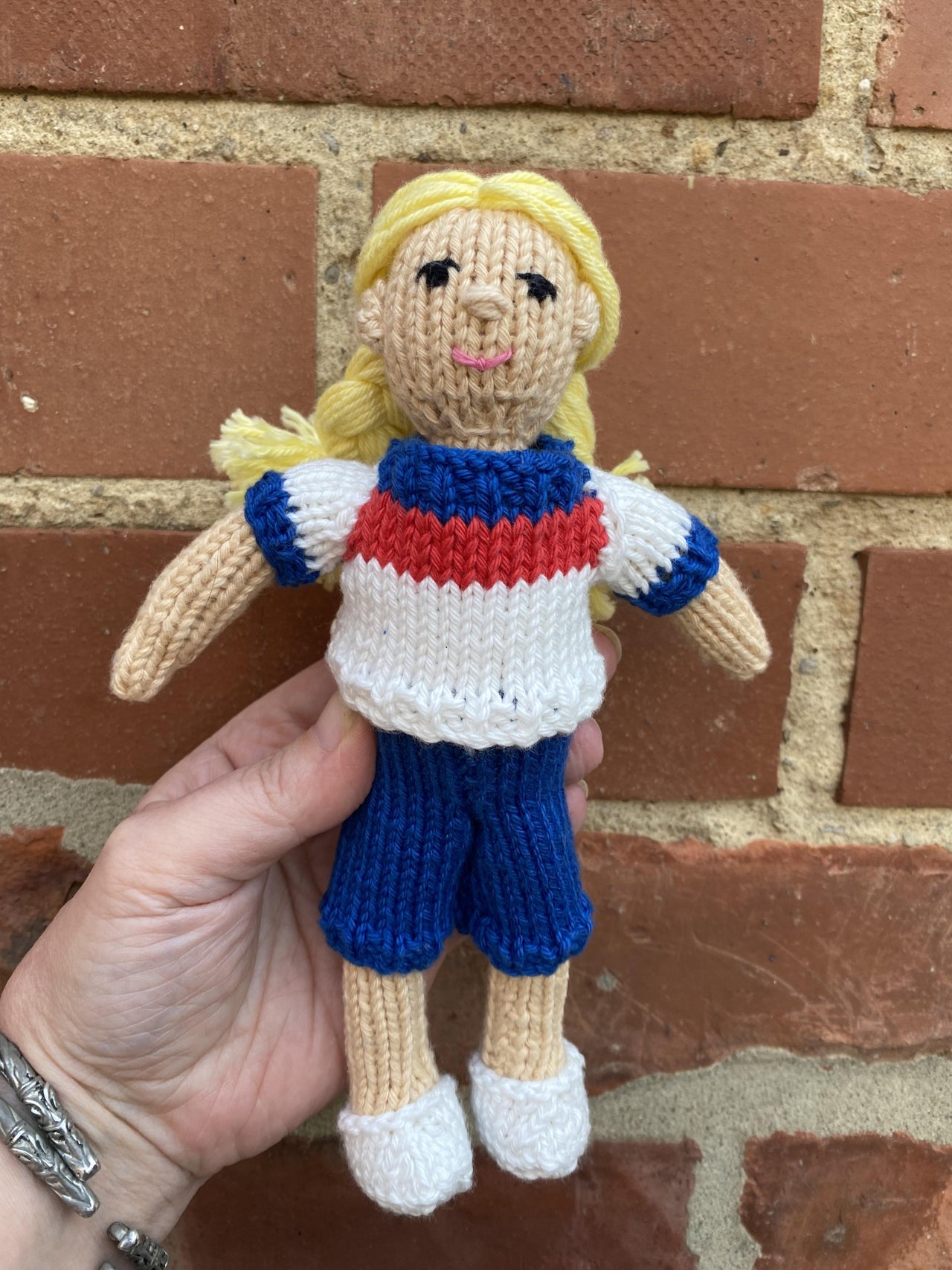 England Lioness knitting pattern