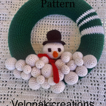 Crochet Christmas wreath with snowman pattern