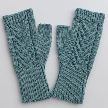 Fingerless gloves with braid