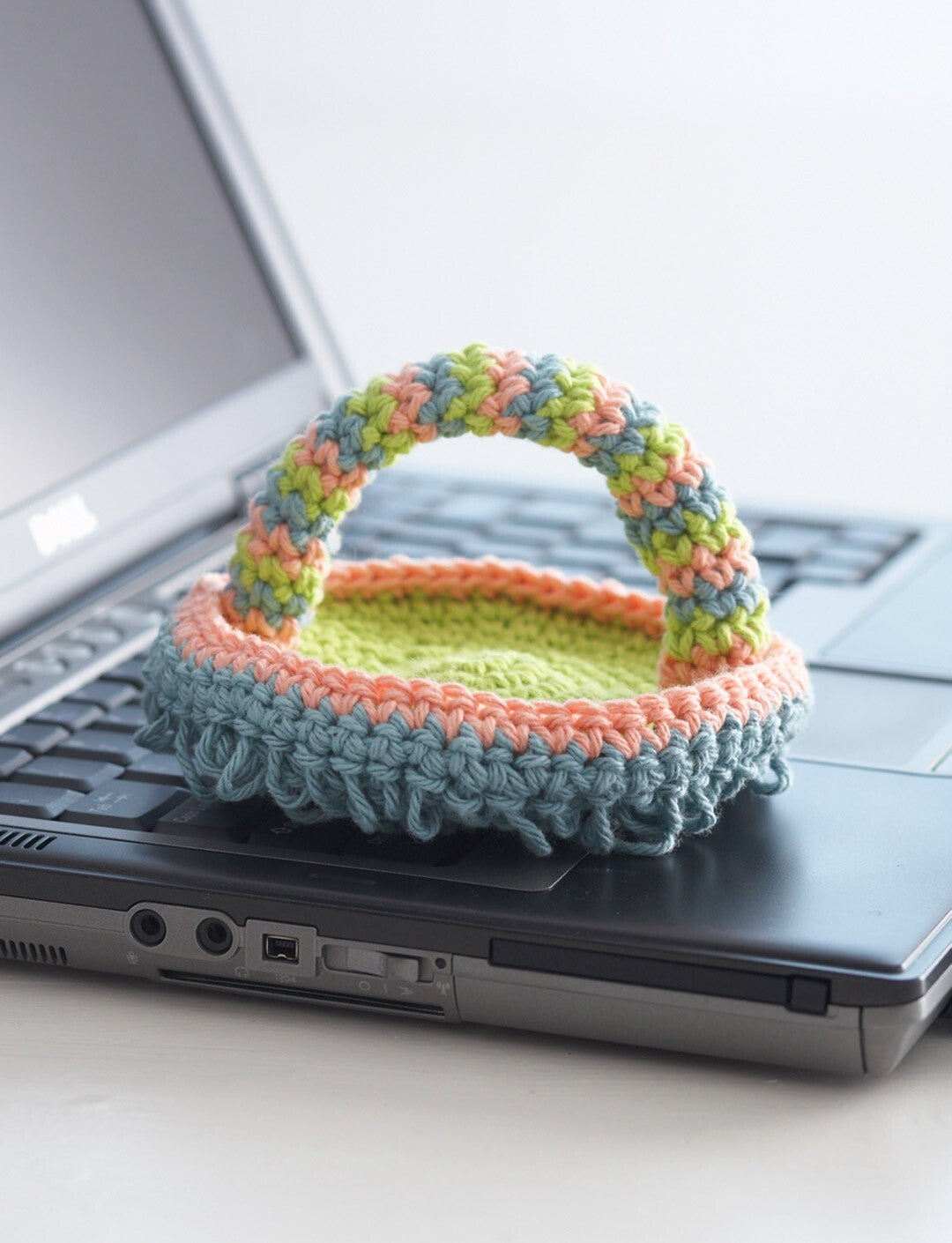 Keyboard Duster in Lily Sugar 'n Cream Solids