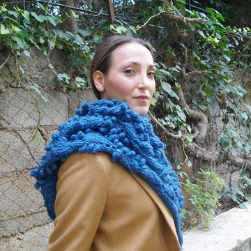 Triangular shawl with bobbles