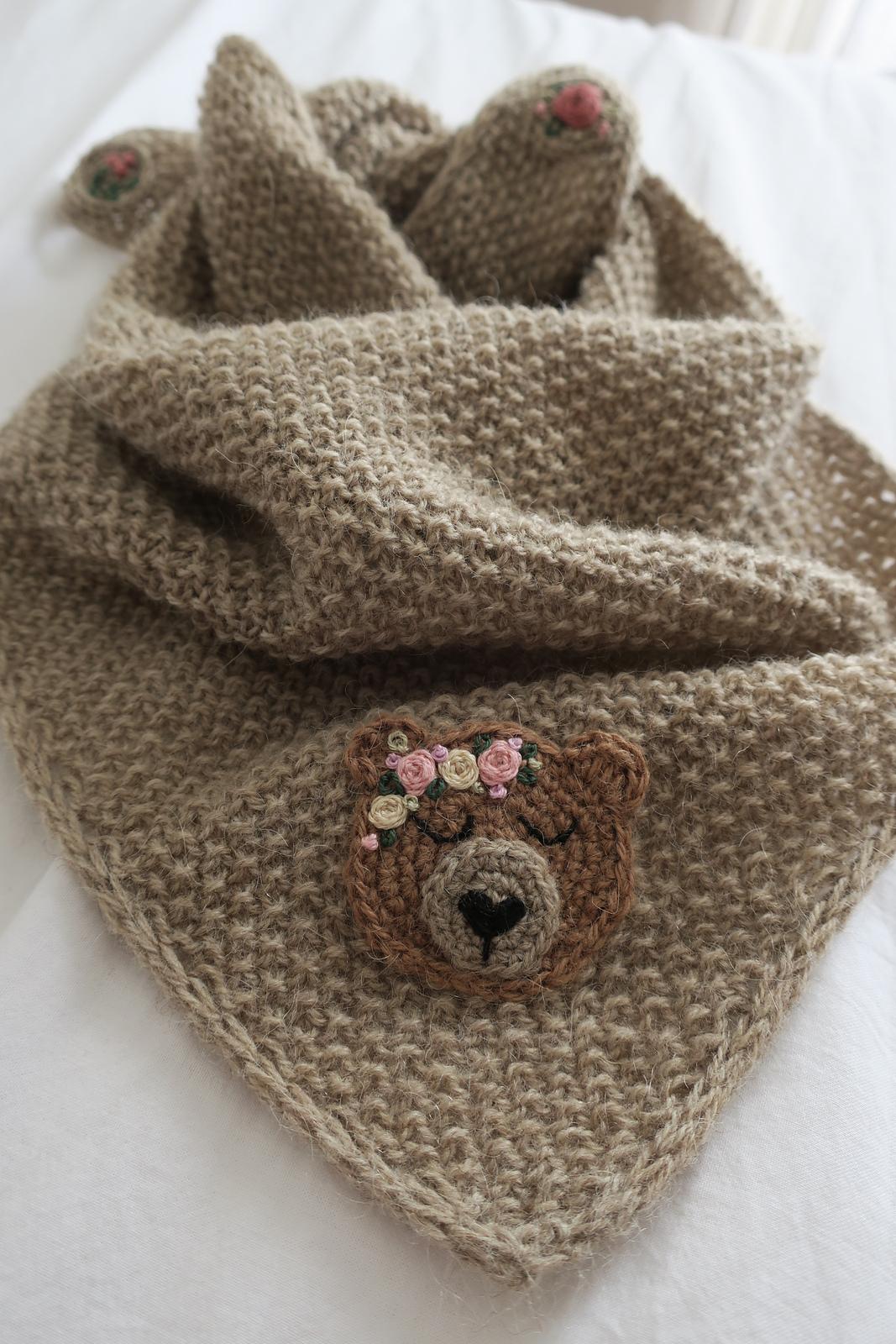 Happy Teddy Scarf + crochet applique