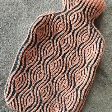 Brynne Hot Water Bottle Cover (Brioche knitting)