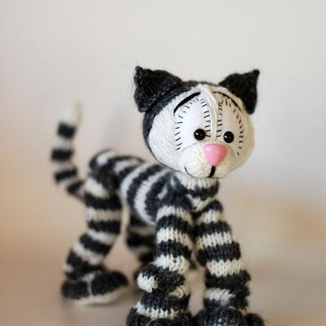 Playful Tabby cat ( a wire skeleton inside) - knitting pattern (knitted round)
