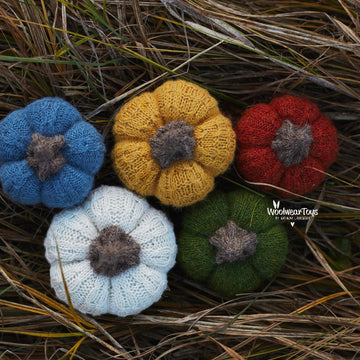Knitted autumn pumpkins pattern in 3 sizes.