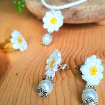 Daisy flower earrings, pendant and finger ring