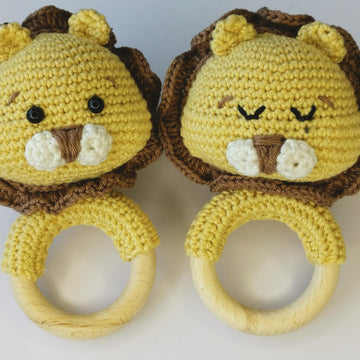 Lion rattle
