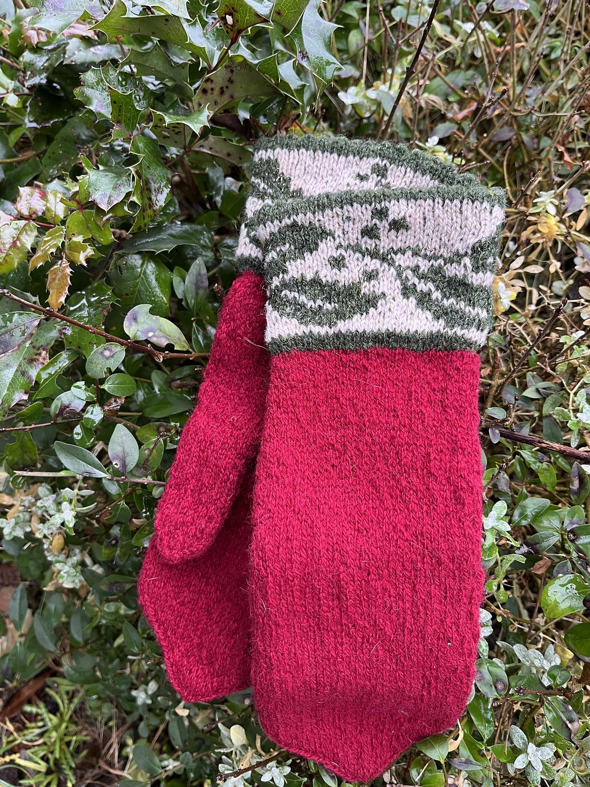 Holly Wreath Mittens