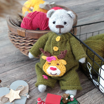Christmas bear knitting pattern, stuffed knitted doll