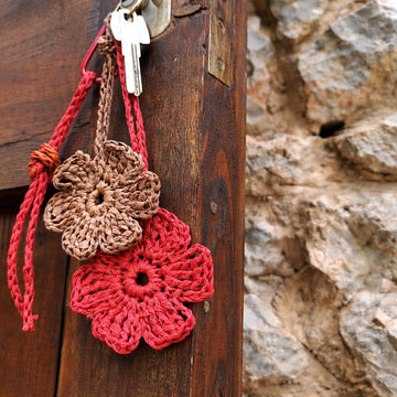 Raffia flower bag charm and keychain crochet pattern B1