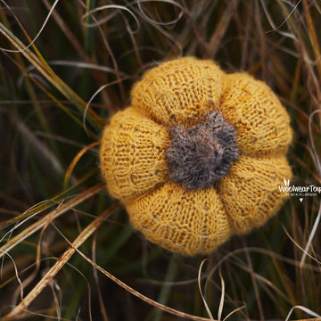 Knitted autumn pumpkins pattern in 3 sizes.