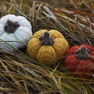Knitted autumn pumpkins pattern in 3 sizes.