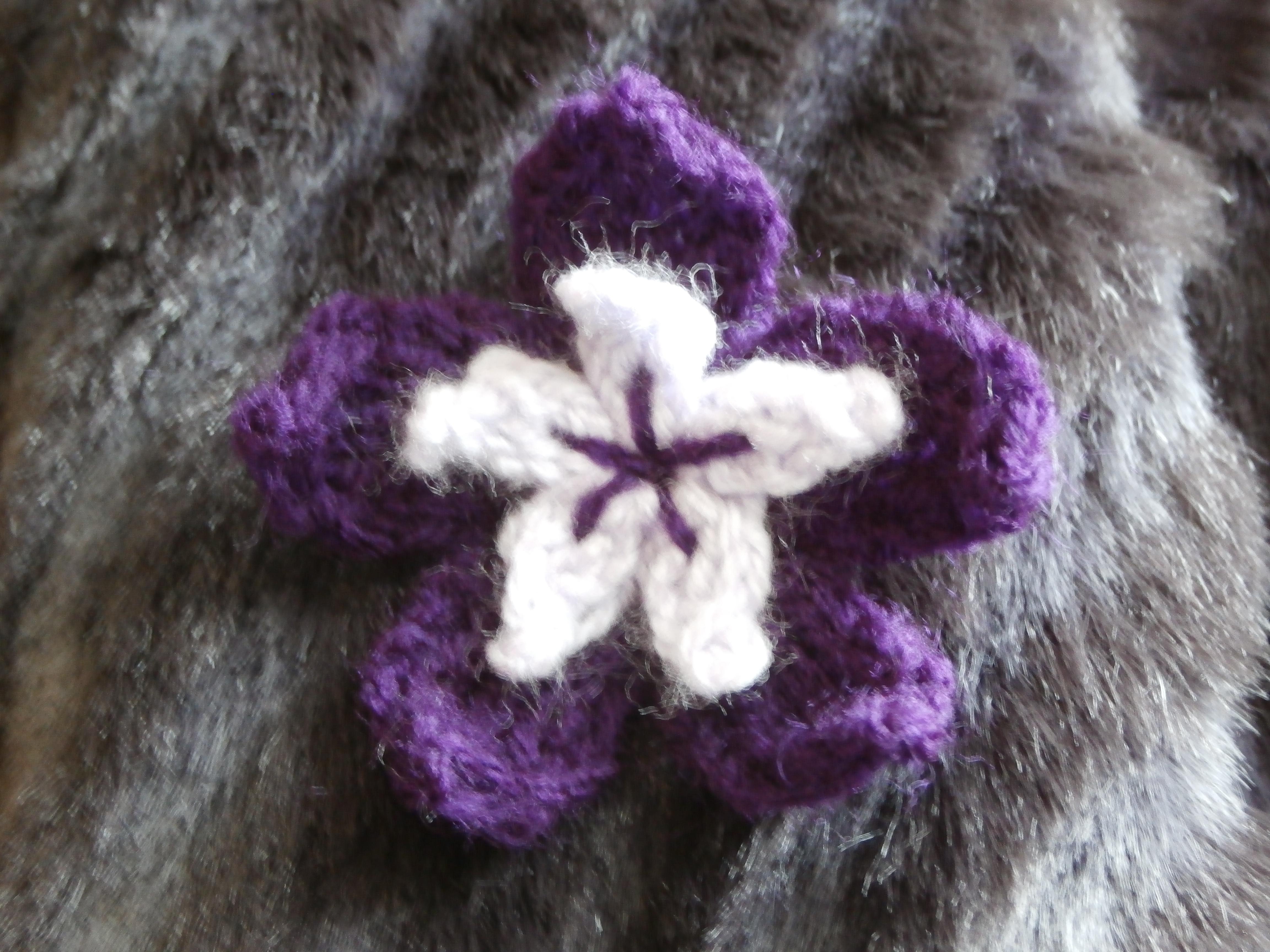 Periwinkle Flower Knitted Brooch