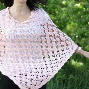 Light poncho with easy stitches