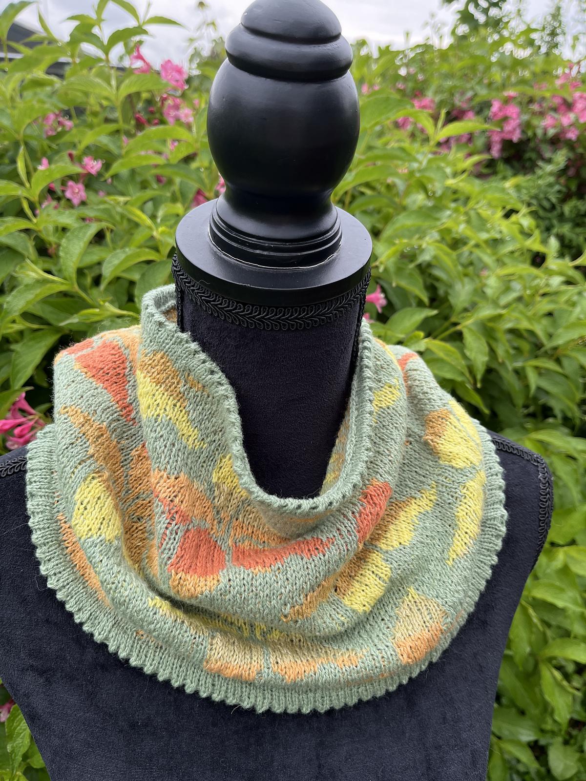 Poinsettia Cowl