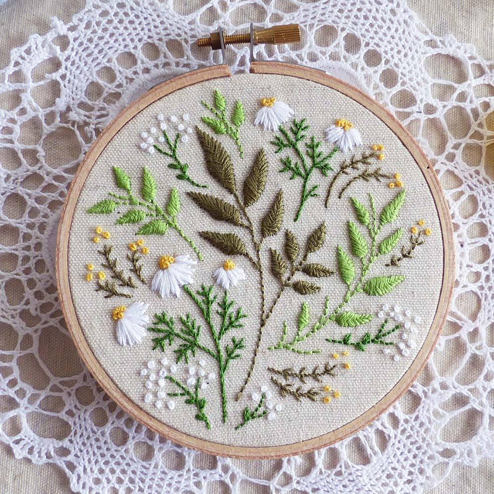 Tamar Green Leaves Embroidery Kit - 4in