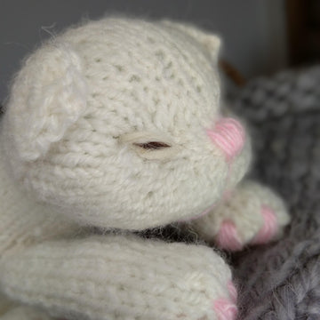 Kitten knitting pattern. Sleeping kitten knitting pattern