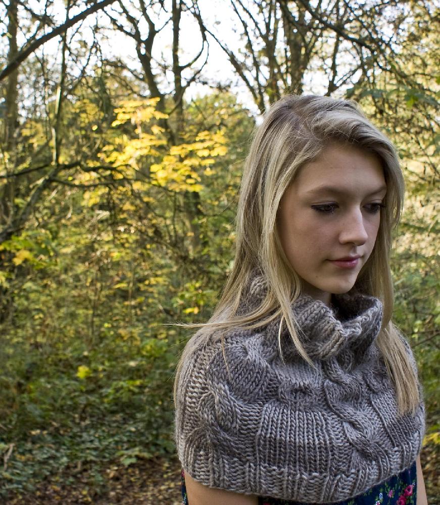 Cabled snood