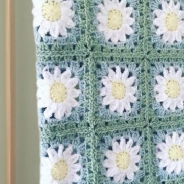 Daisy Crochet Blanket with Scallop Border