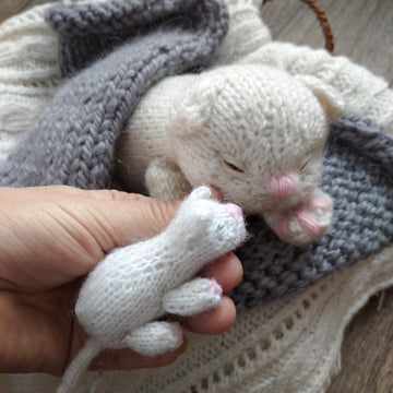 Cat and little kittens -KITTEN knitting pattern