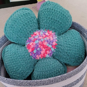 No- Sew Flower Pillow in Bernat blanket yarn