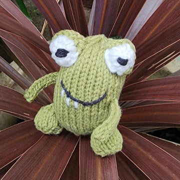Dinosaur pocket buddy knitting pattern