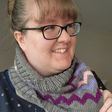 Contrast Chevron Cowl