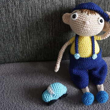 Amigurumi Häkelanleitung für den kleinen Jungen Valentin mit seinem Auto