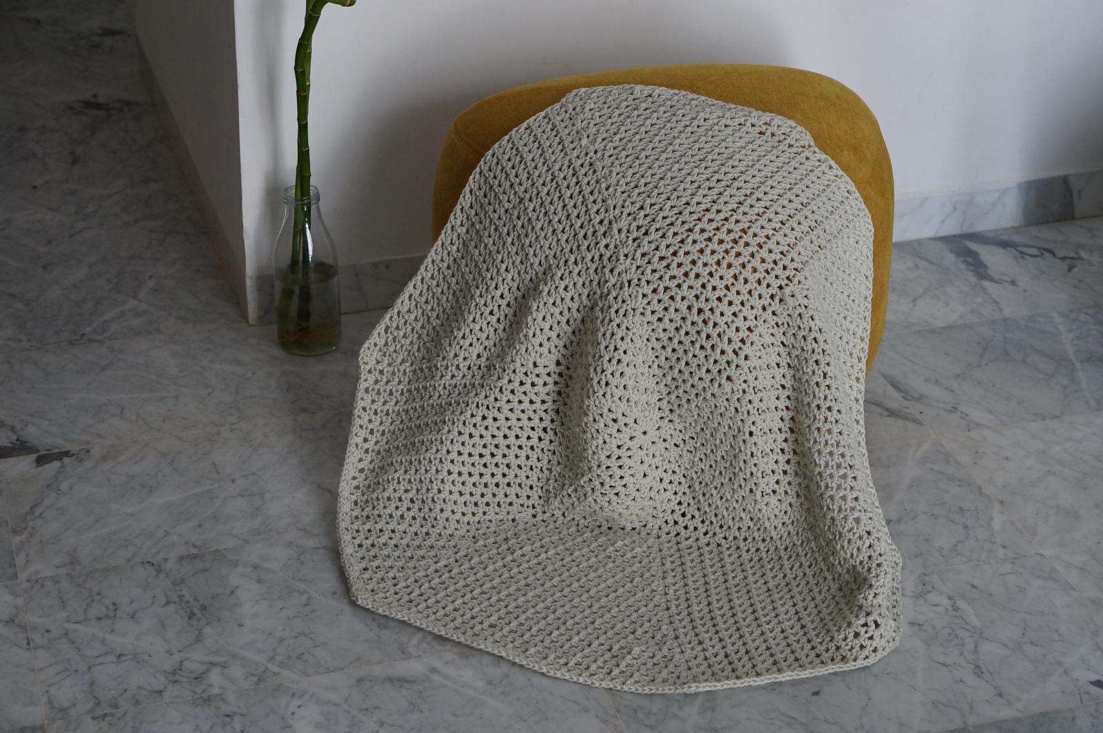 White v round blanket