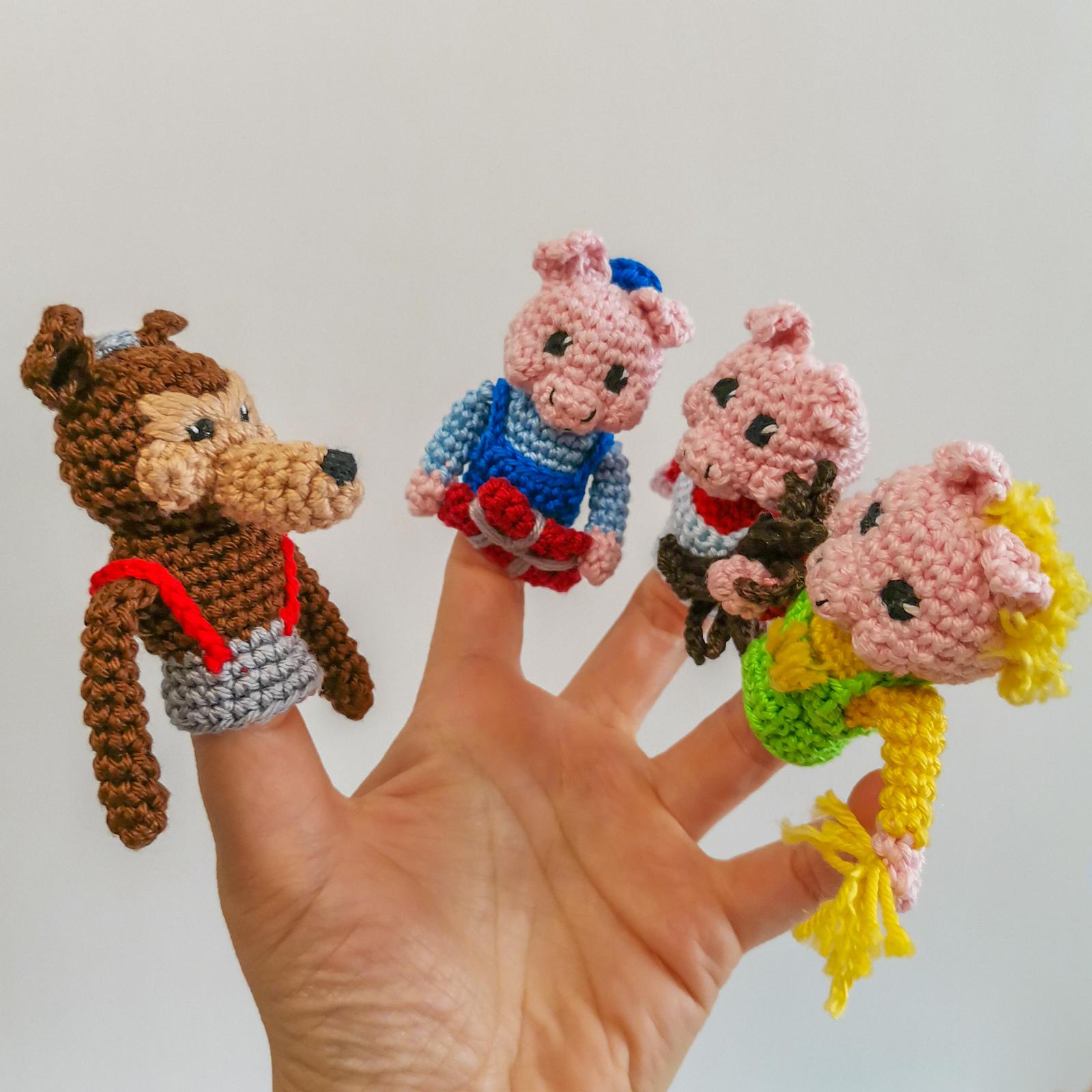 Three little pigs and wolf