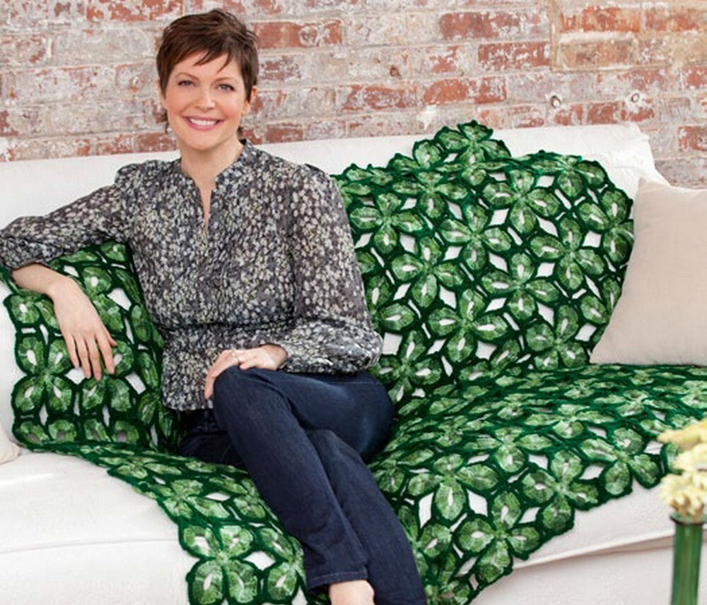 Four Leaf Clover Throw in Red Heart Super Saver Economy Solids and Prints - LW2983