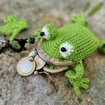 Frog coin purse keychain bag charm with clover kiss clasp crochet pattern T34