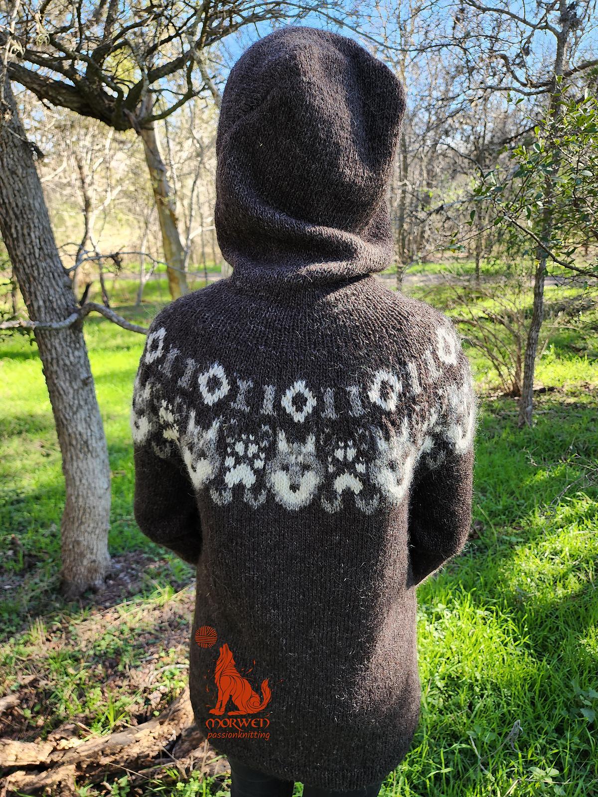 Hooded lopapeysa "Vargtimmen"
