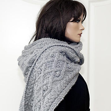 Marit - Hooded scarf with cables and nubs