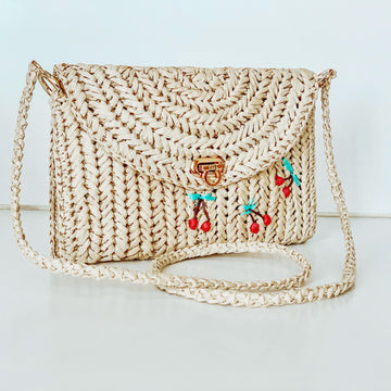 Clutch with raffia yarn