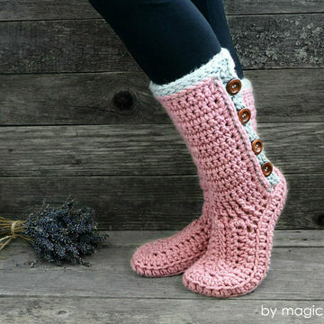 Bulky boots with buttons