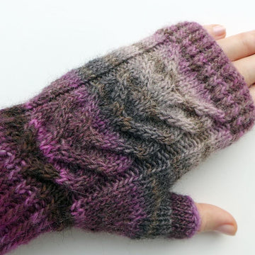 Fingerless gloves with braid