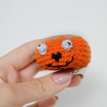 Crochet pumpkin pattern, easy crochet amigurumi pumpkin, Halloween crochet keychain