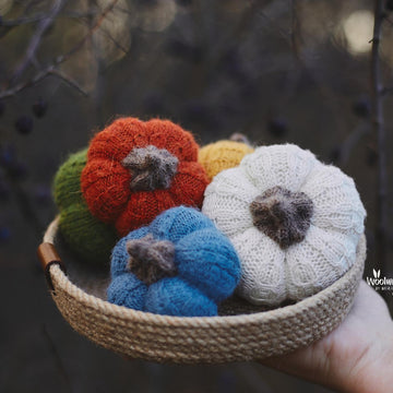 Knitted autumn pumpkins pattern in 3 sizes.