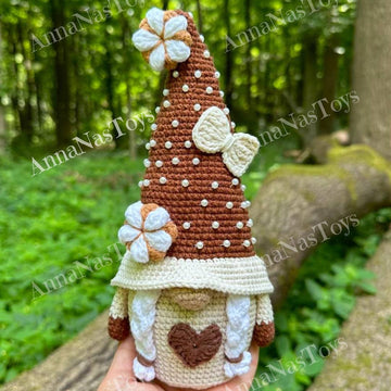 Gnome with cotton (girl)