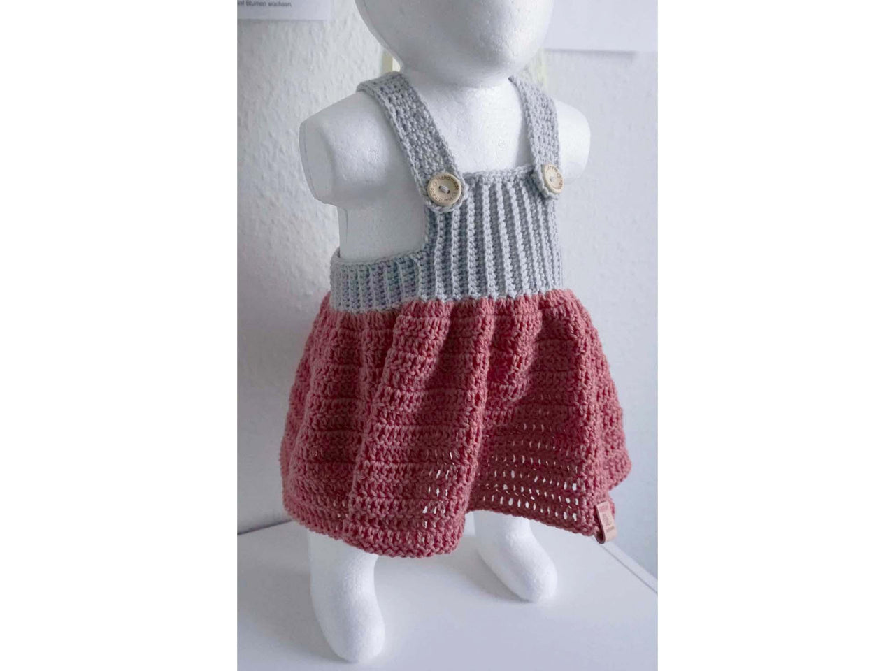 Häkelanleitung für ein entzückendes Baby Trägerkleid