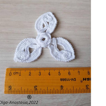 Flower with 3 petals and scrolls on top