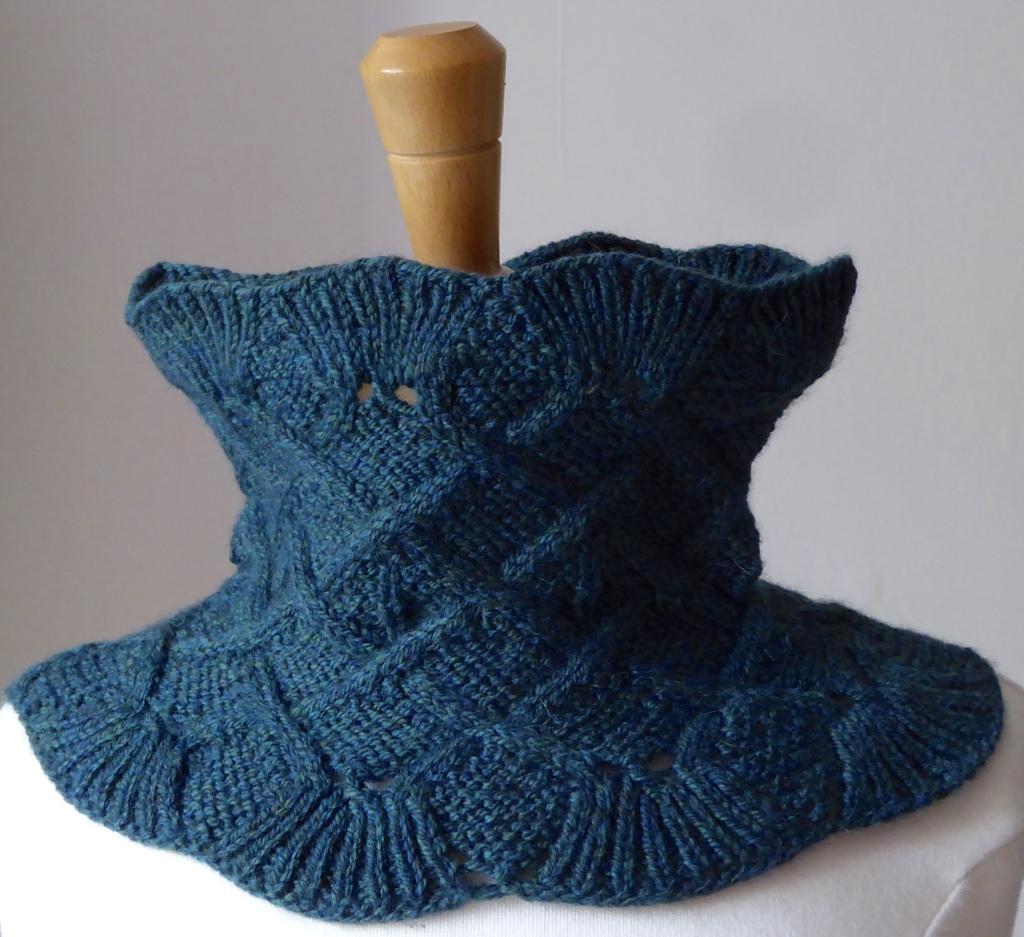 Anglebury Cowl
