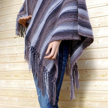 Trendy poncho with fringes