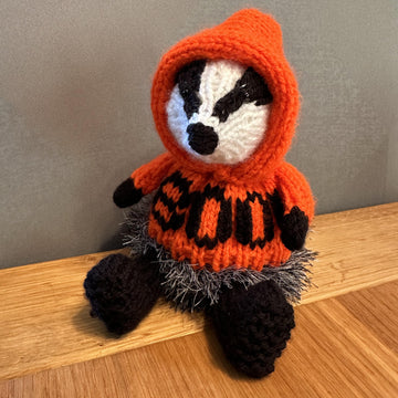 BADGER WEARING HALLOWEEN/CHRISTMAS JUMPER/HOODIE CHOCOLATE ORANGE COVER/STUFFED TOY HANGING ORNAMENT KNITTING PATTERN