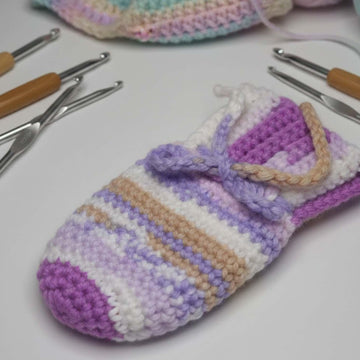 Häkelanleitung für süße Baby-Fäustlinge zum Binden