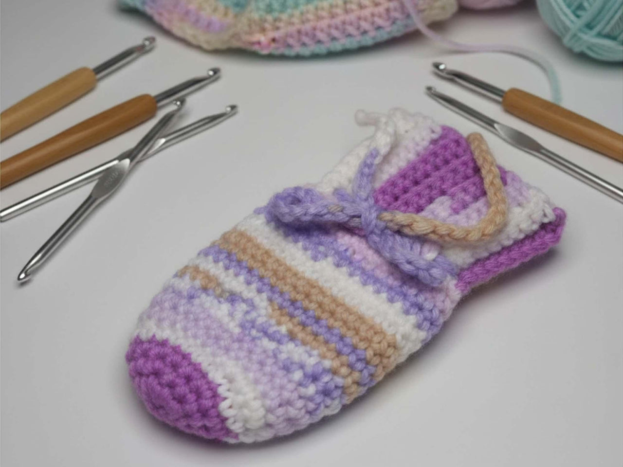 Häkelanleitung für süße Baby-Fäustlinge zum Binden