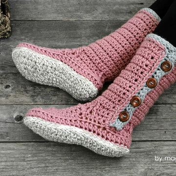 Bulky boots with buttons
